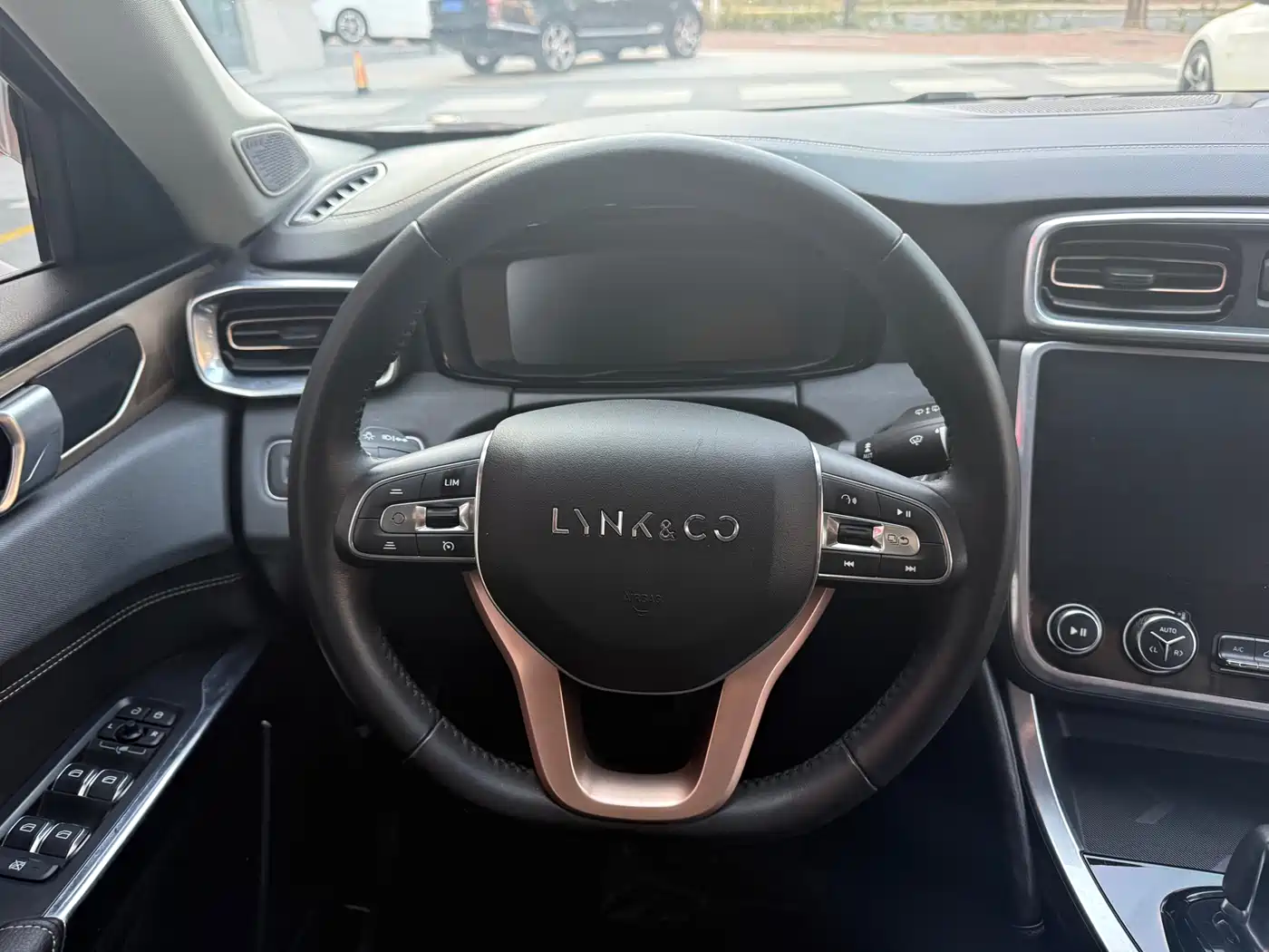 Lynk & Co 01 2017 2.0T 2WD Pro Version фото 20