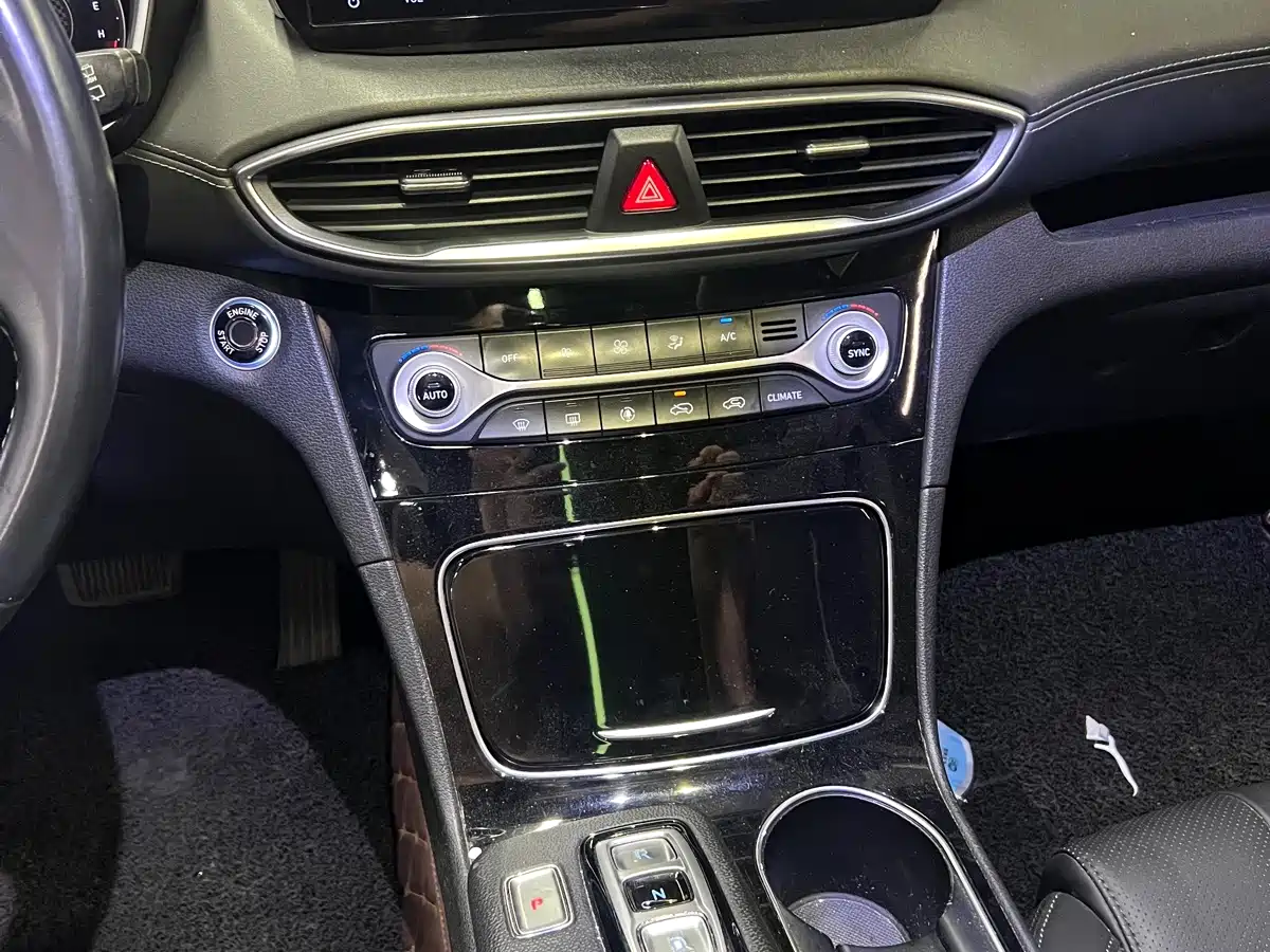 Фото 22 - Hyundai Santa Fe