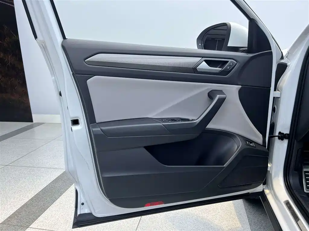 VOLKSWAGEN T-ROC EXPLORING SONGS