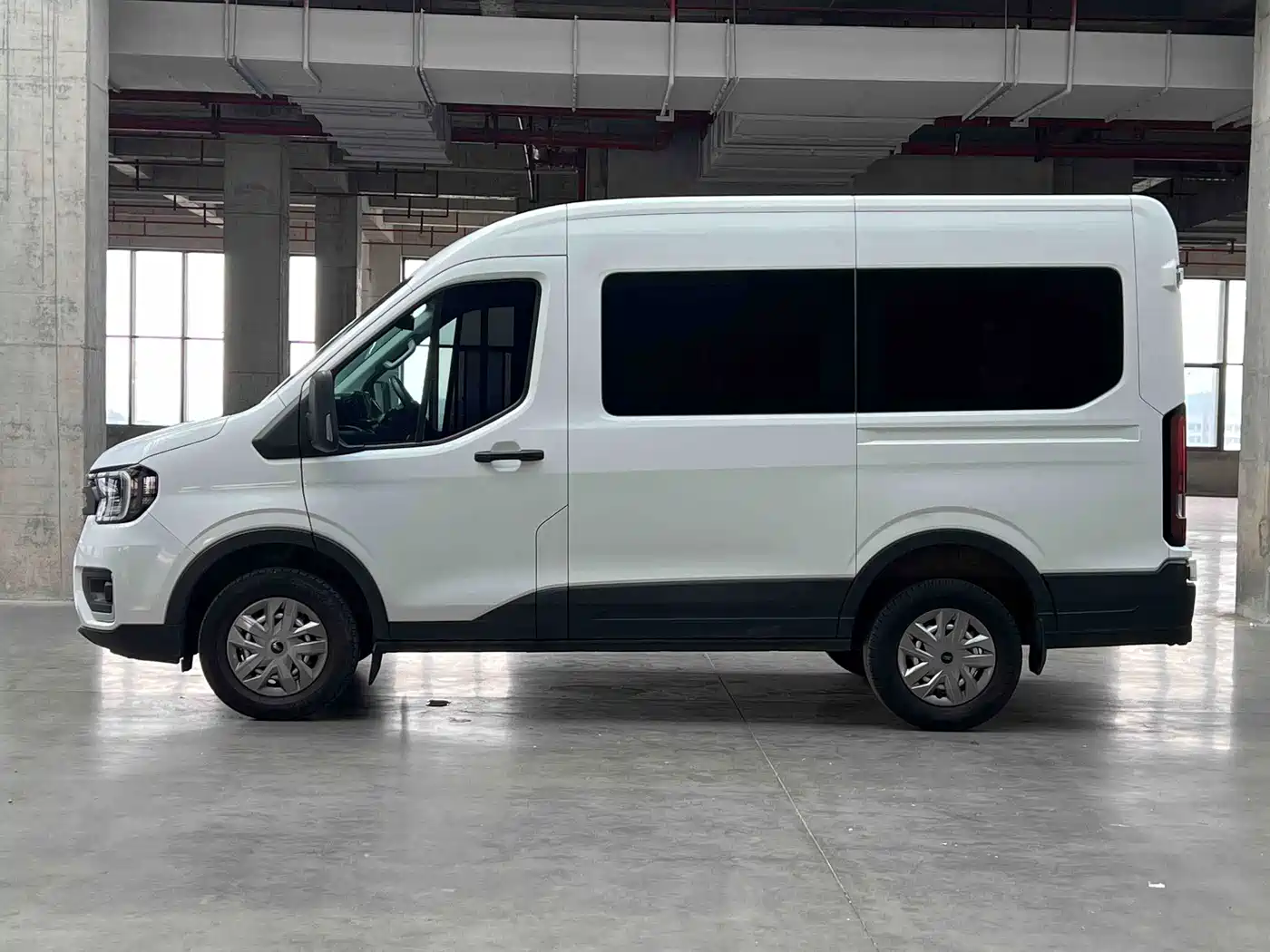 Ford Transit T8 2024 2024 T8 2.3T Diesel Manual Short Wheelbase Medium Roof 6-Seat Multi-Purpose Version 3/3