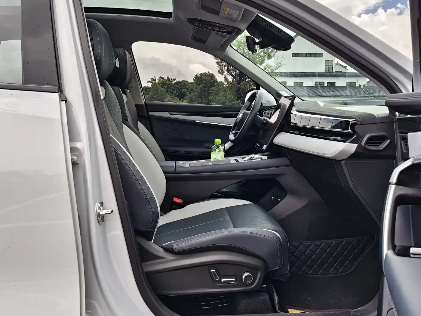 Photo 14 - Geely Atlas L