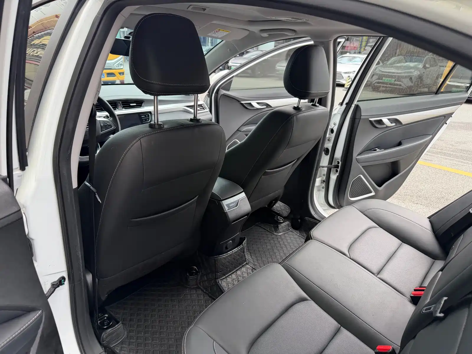 Фото 21 - Geely Emgrand