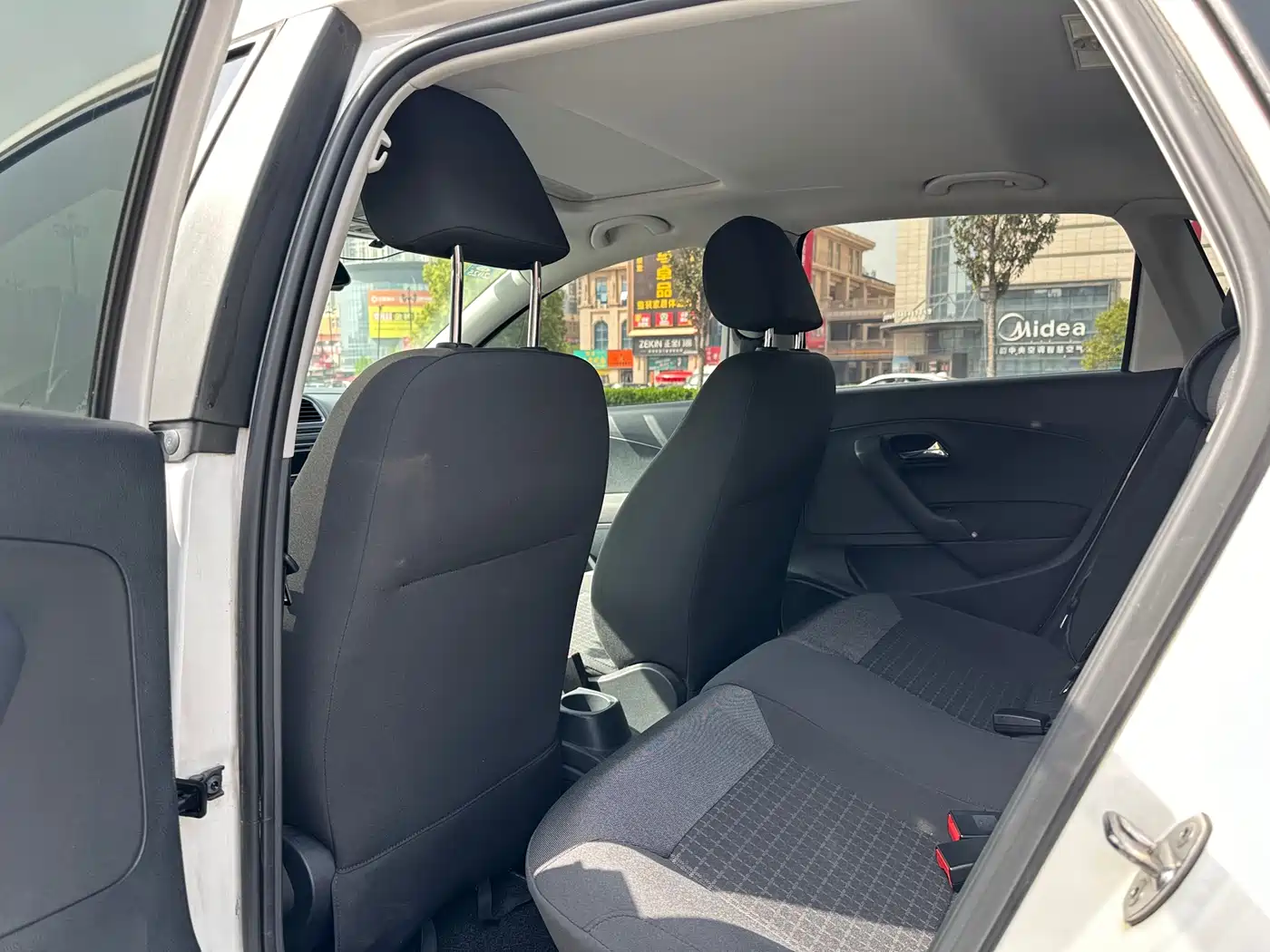 Volkswagen Polo 2016 1.6L Automatic Comfort фото 5