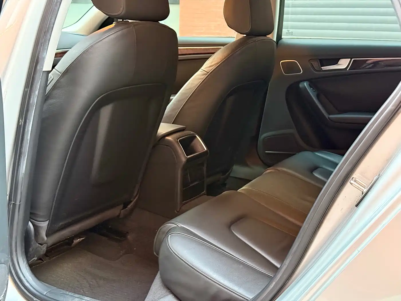 Audi A4L 2010 2.0 TFSI Standard фото 9