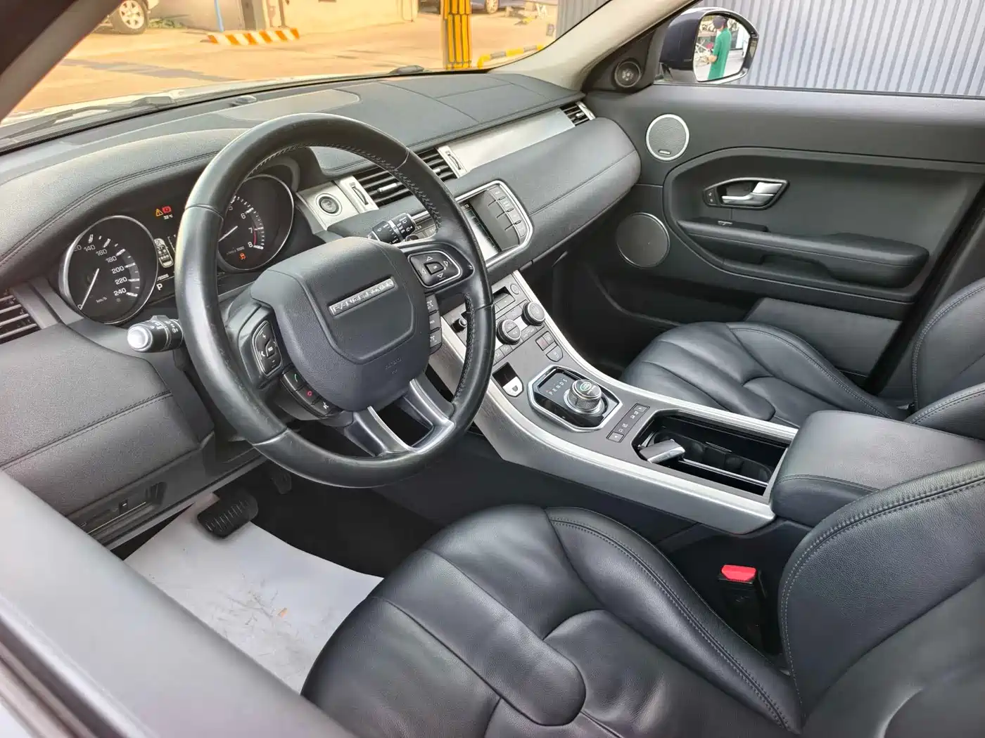 Land Rover Range Rover Evoque 2015 2.0T 5-Door Intelligent Edition фото 10