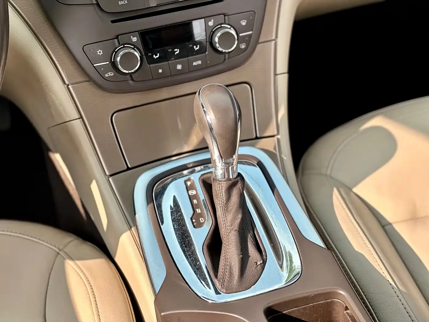 Buick Regal 2010 2.0L Expo Edition фото 38