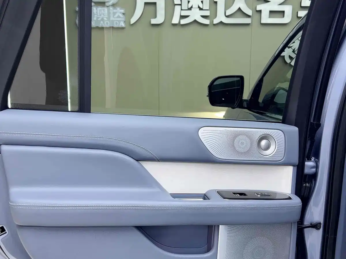Photo 16 - Lincoln Navigator