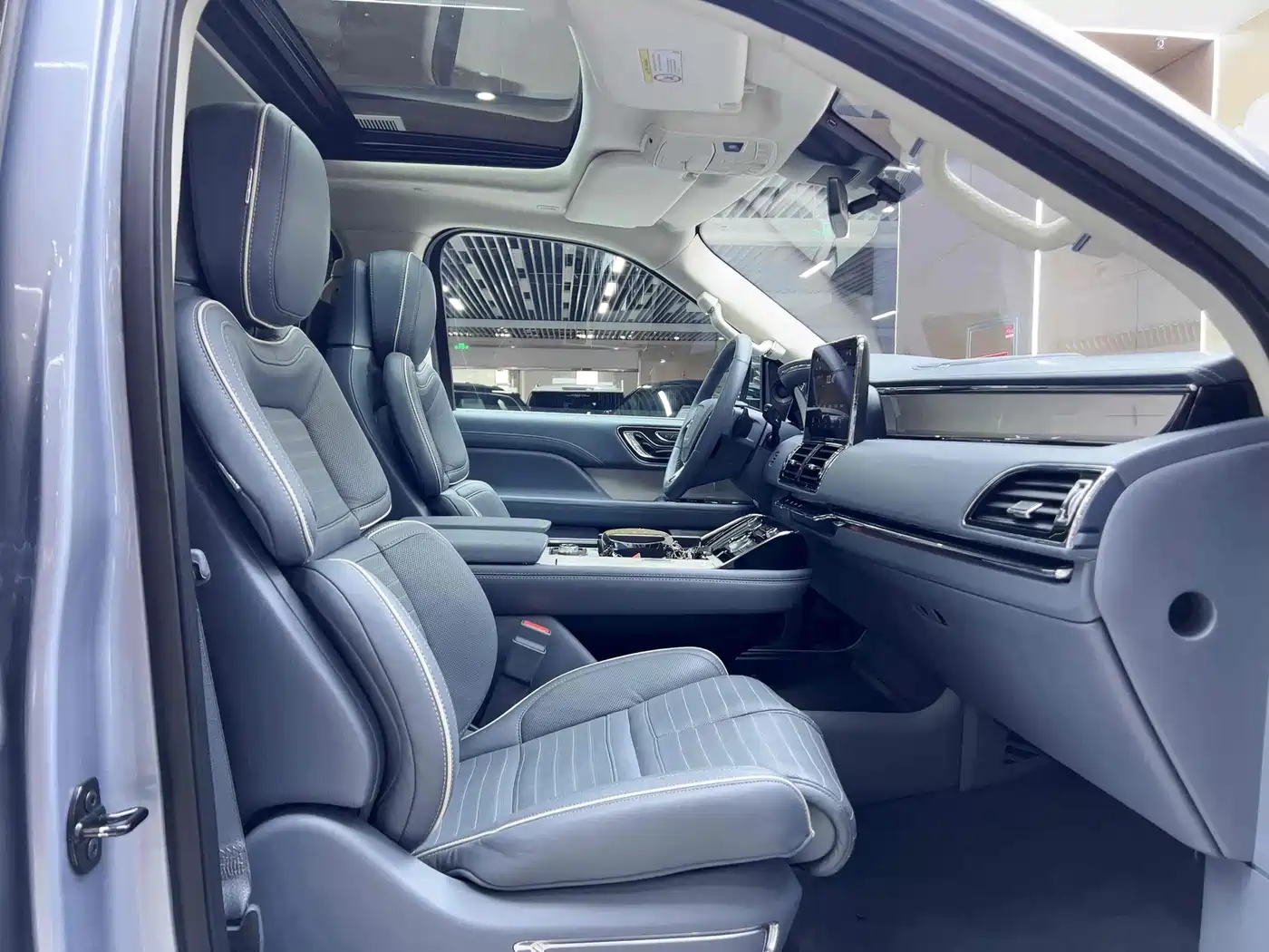 Photo 10 - Lincoln Navigator
