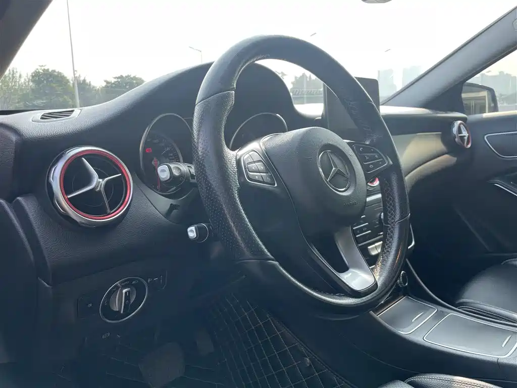 Mercedes-Benz GLA 2018 GLA 200 Dynamic фото 20