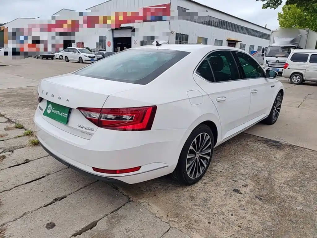 Фото 7 - Škoda Superb