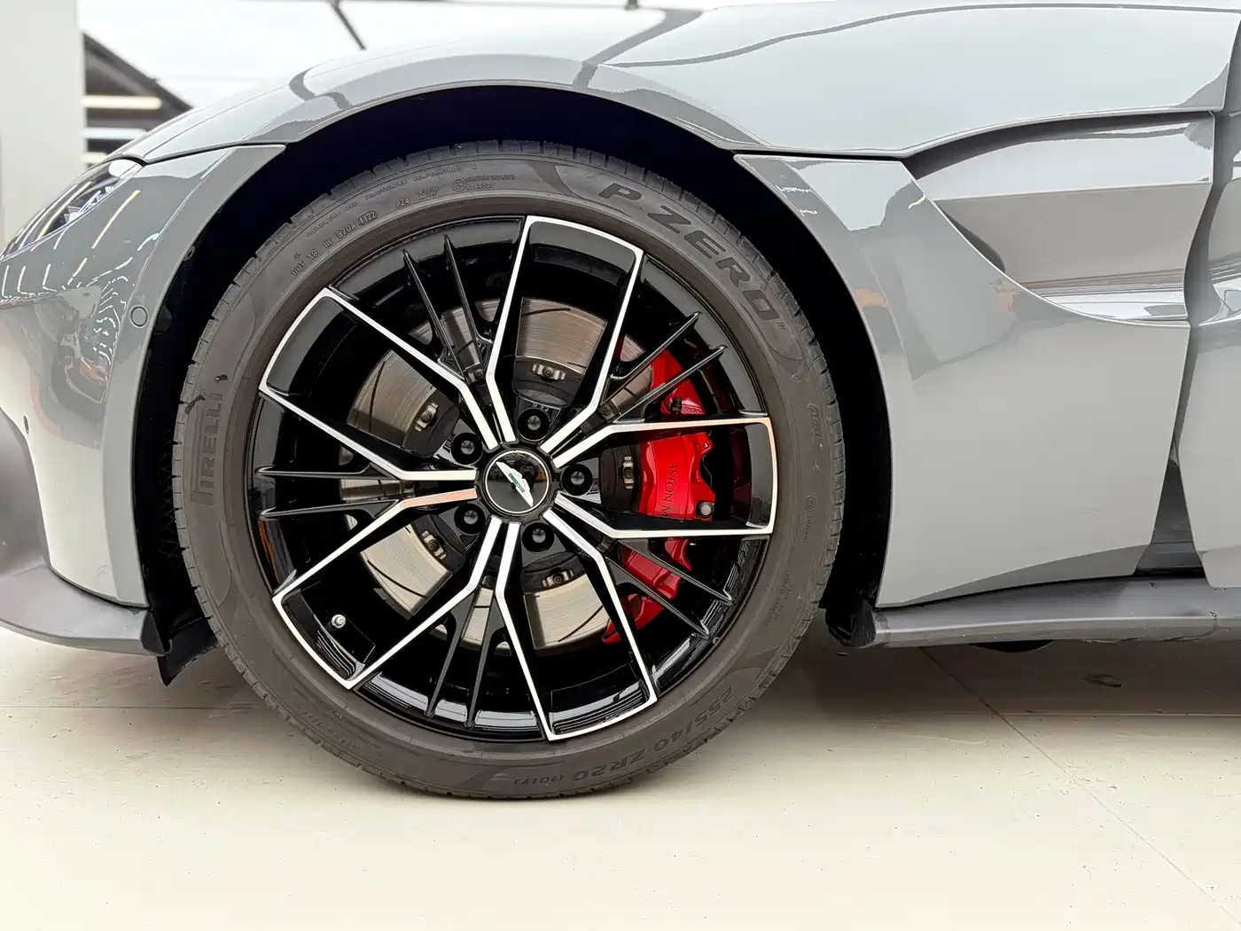 ASTON MARTIN V8 VANTAGE