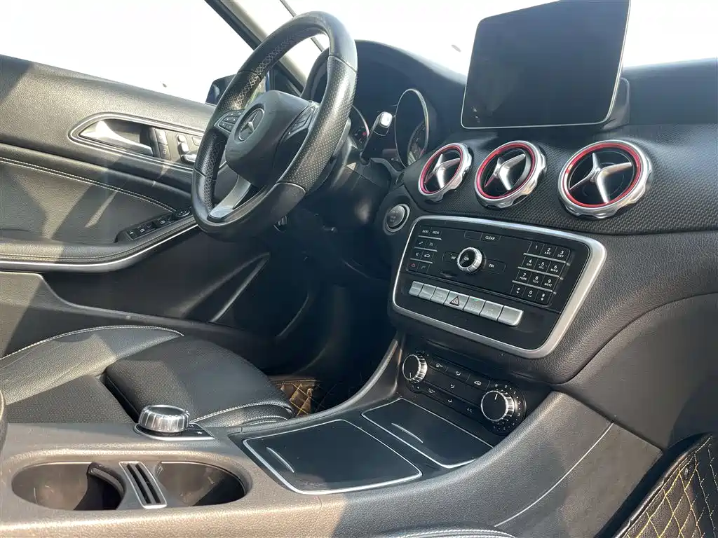 Mercedes-Benz GLA 2018 GLA 200 Dynamic фото 16