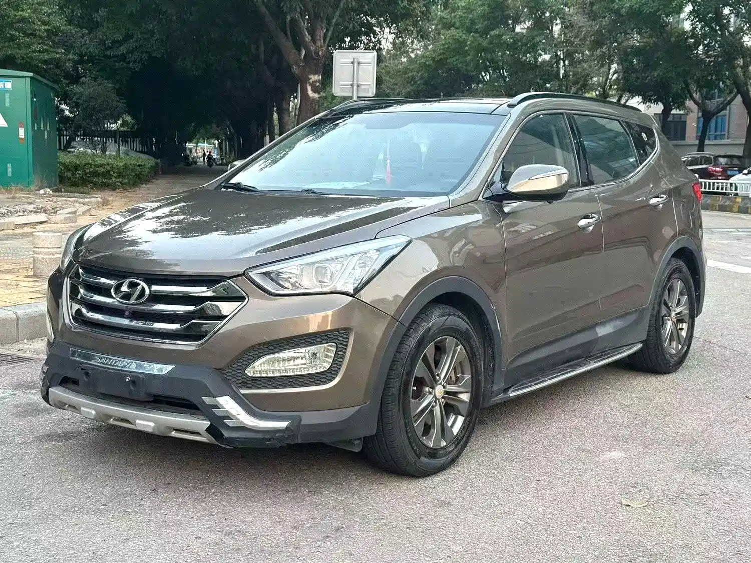 Photo 2 - Hyundai Santa Fe