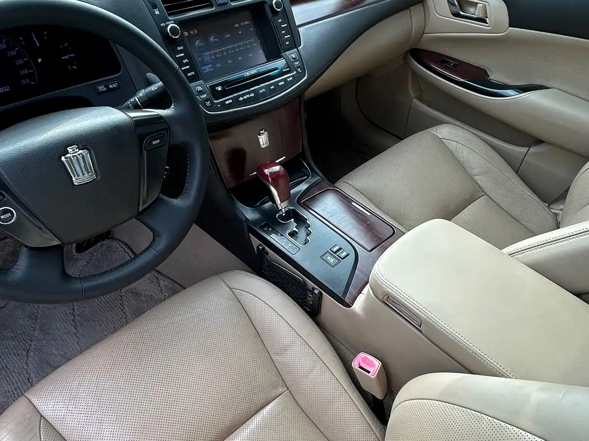 Toyota Crown 2011 2.5L Royal Leather Sunroof Special Edition фото 7
