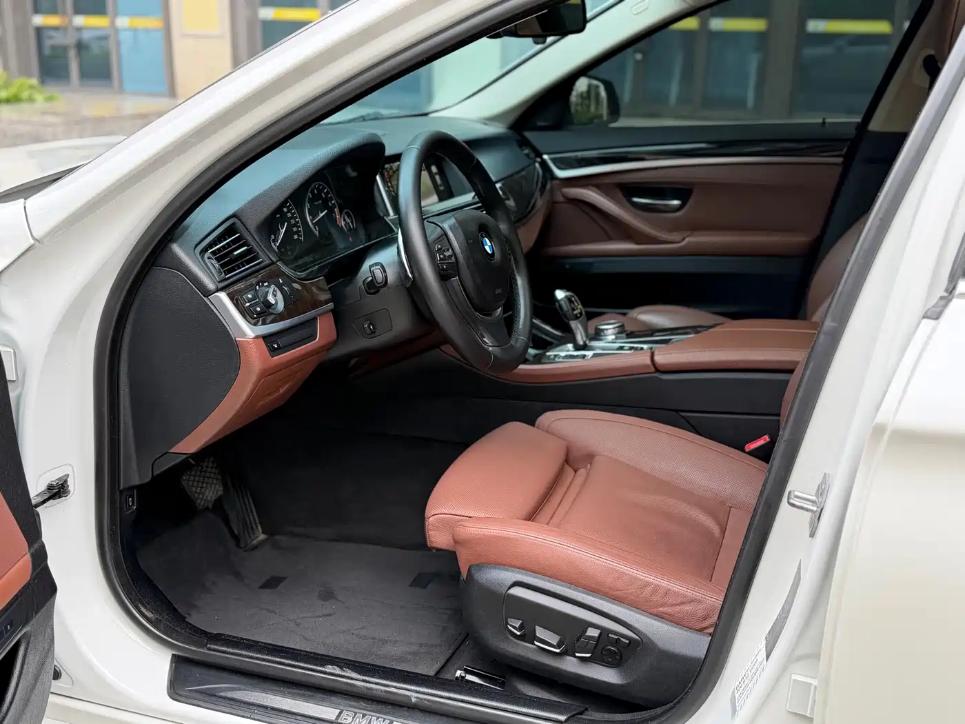BMW 5 Series 2014 535Li Leadership фото 5