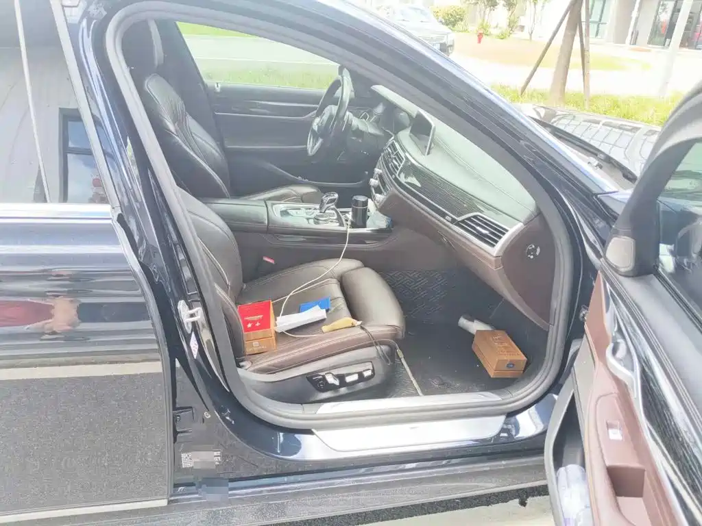 BMW 7 Series, миниатюра 13