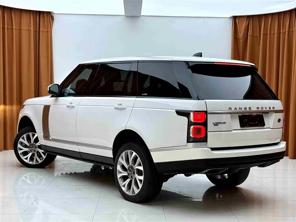 Land Rover Range Rover 2021 3.0 L6 Heritage Extended Classic Edition фото 6