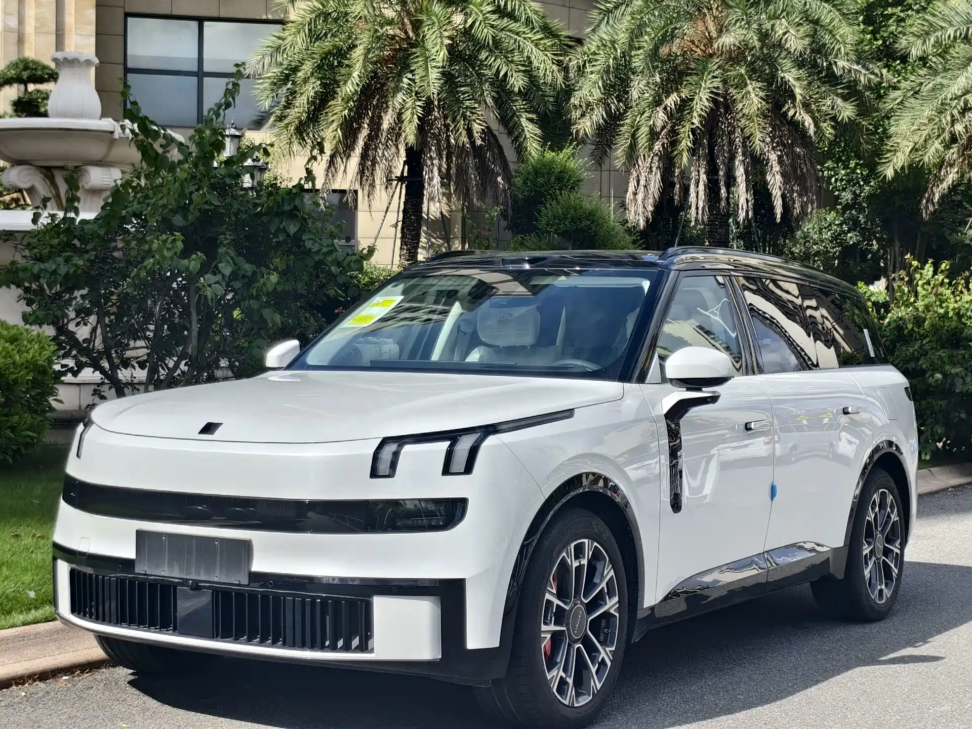 Photo 1 - Lynk & Co 900