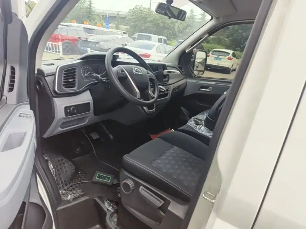 SAIC Maxus Xintu V80 2025 2024 Model Year Aoyunton Value Edition 6AMT Short Wheelbase Ultra Low Roof 127Ps 5-Seater