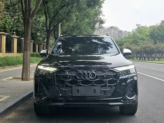 Audi SQ7 2024 4.0 TFSI — фото 4