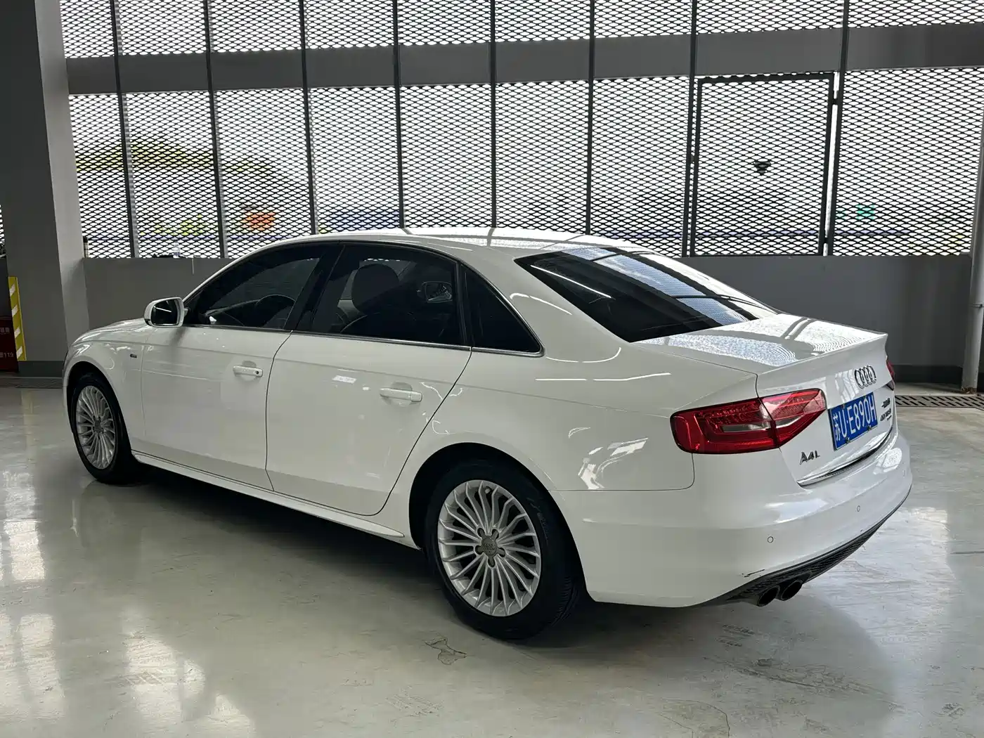 Фото 6 - Audi A4L