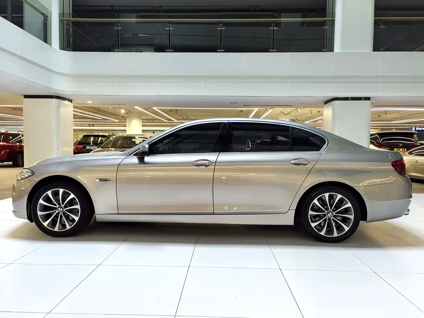 BMW 5 Series 2017 525Li Leading Edition фото 12
