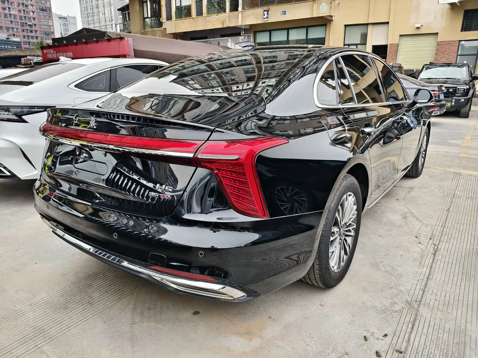Фото 14 - Hongqi H5