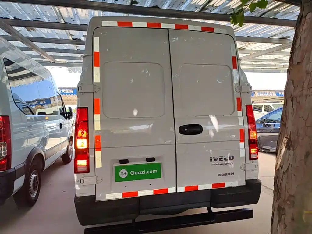 Iveco Daily 2025 2023 2.5T V40 Van Long Wheelbase Medium Roof Dual Tire Manual Door 2-3 Seats