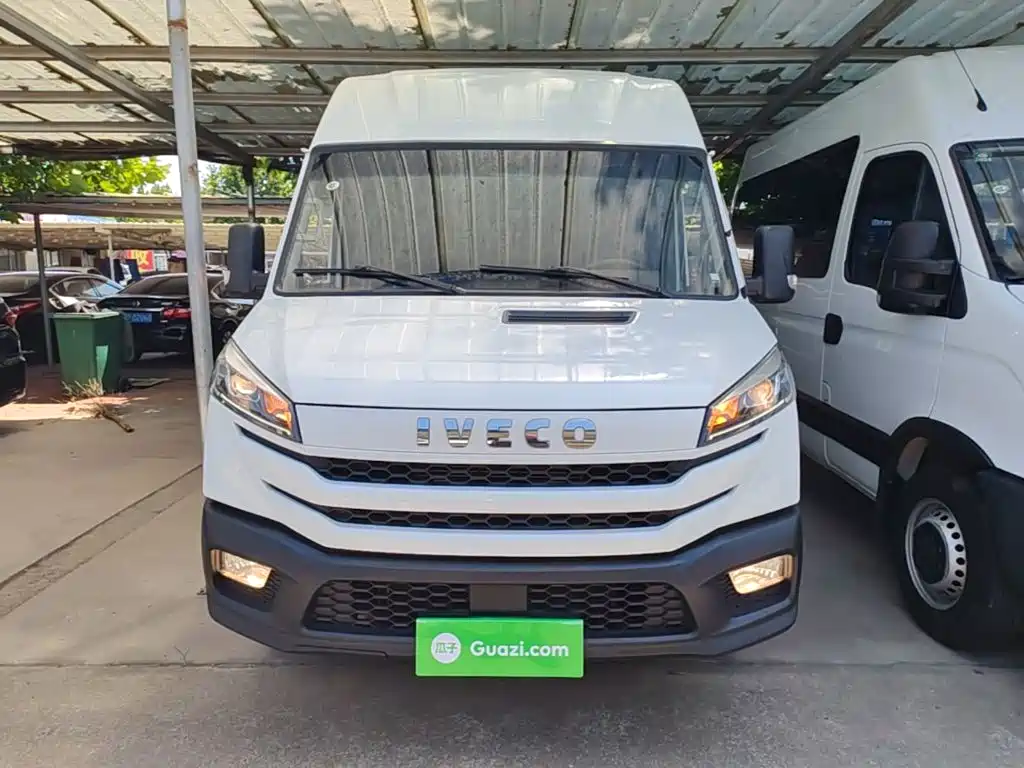 Iveco Daily 2025 2023 2.5T V40 Van Long Wheelbase Medium Roof Dual Tire Manual Door 2-3 Seats