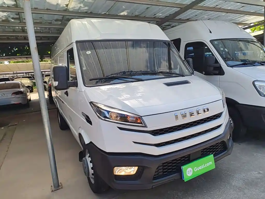 Iveco Daily 2025 2023 2.5T V40 Van Long Wheelbase Medium Roof Dual Tire Manual Door 2-3 Seats