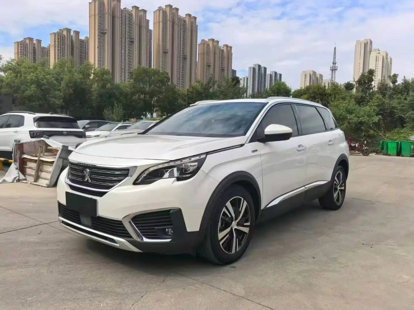 صورة 1 - Peugeot 5008
