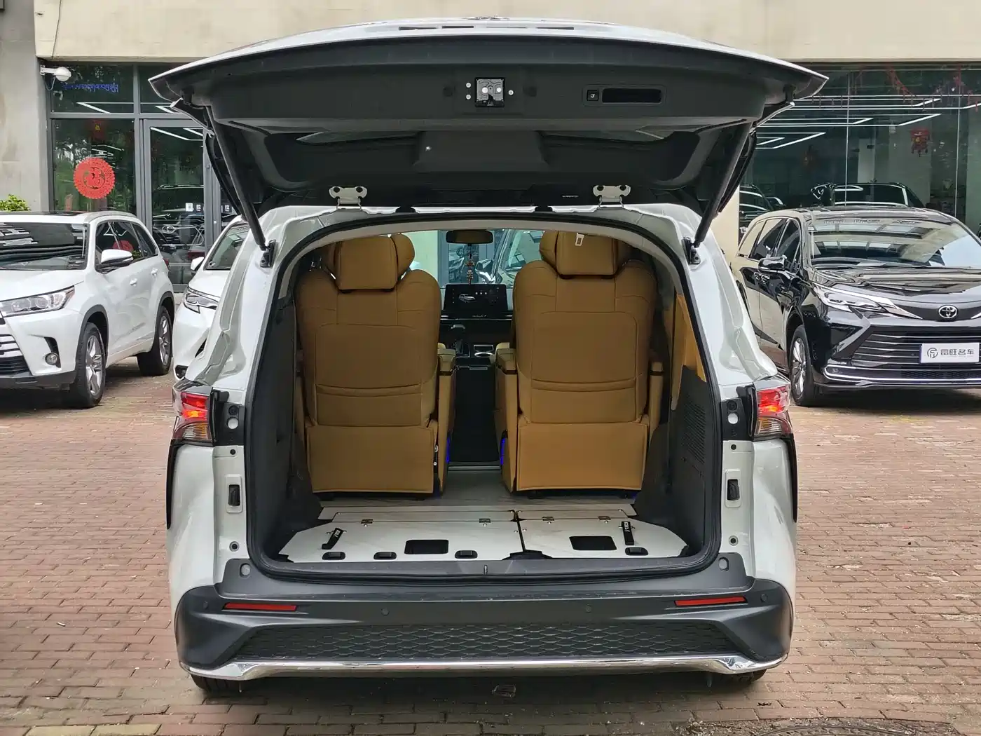 Toyota Granvia 2024 2.5L Hybrid Comfort фото 7