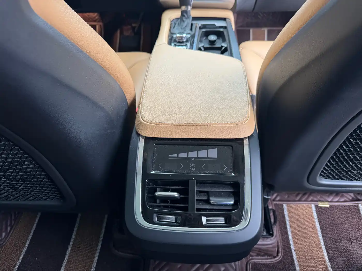 Фото 12 - Volvo XC90