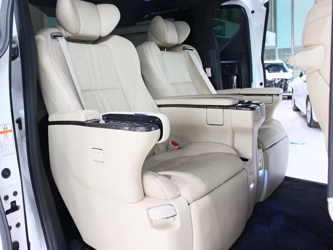 Toyota Alphard 2020 Hybrid 2.5L Premium Edition фото 18