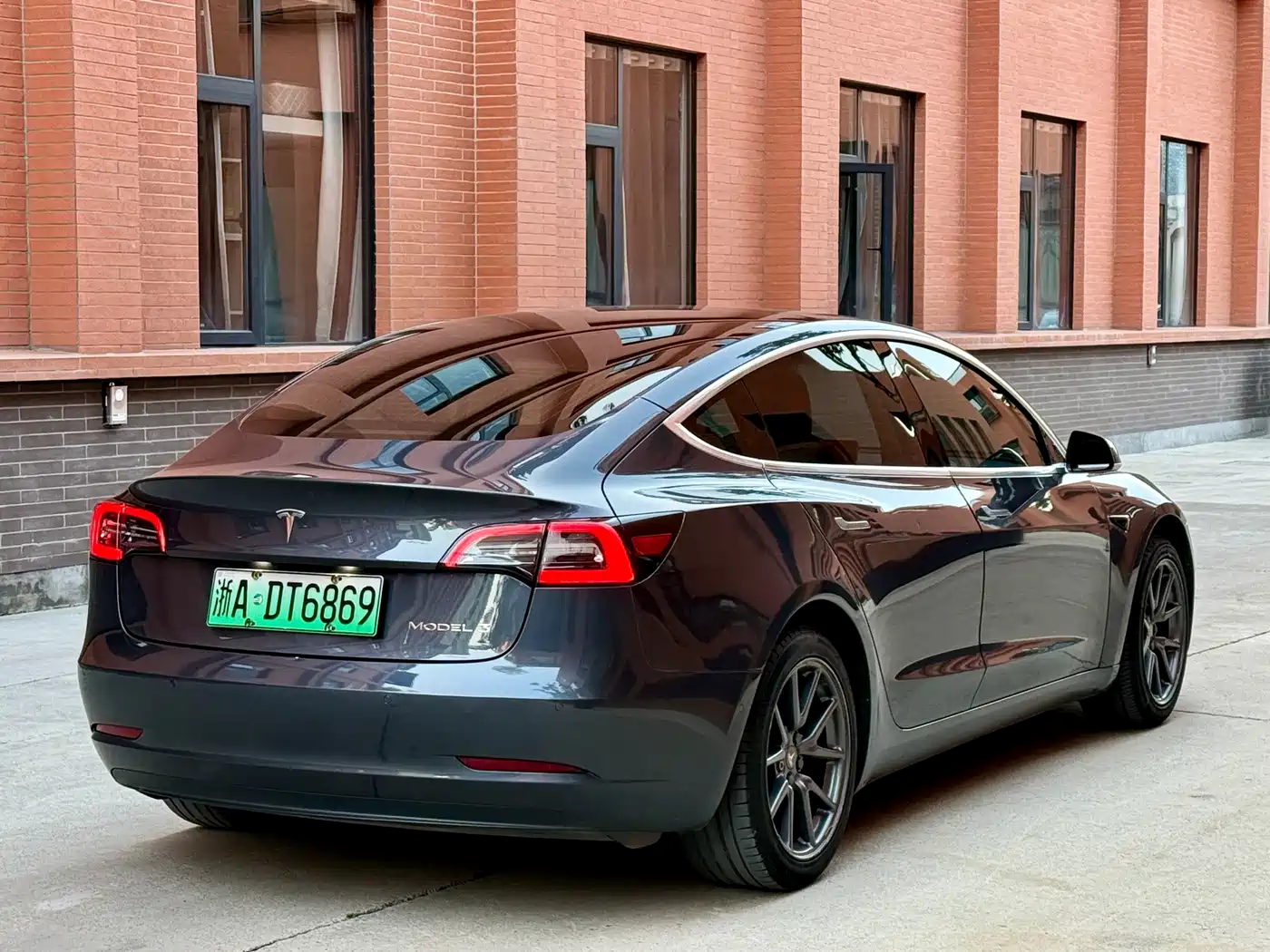 TESLA MODEL 3