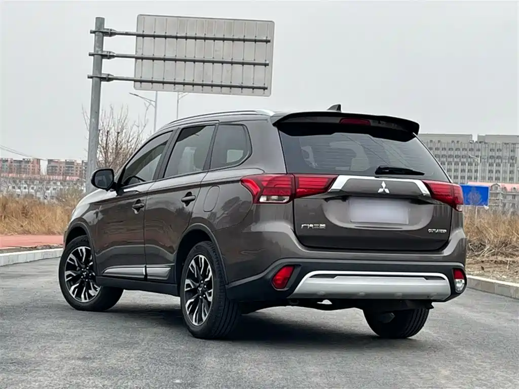 Mitsubishi Outlander 2020 2.0L 2WD Premium 5-seater фото 11