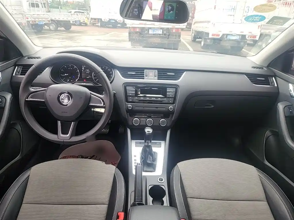 Škoda Octavia 2017 1.6L Automatic Pioneer Edition фото 10