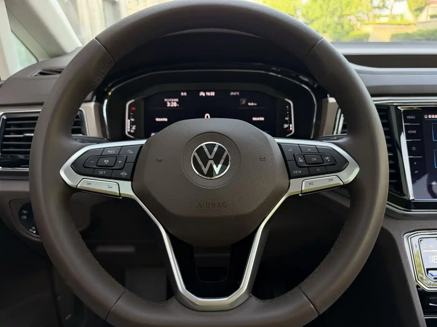 Volkswagen Viloran 2022 380TSI Premium Edition фото 12