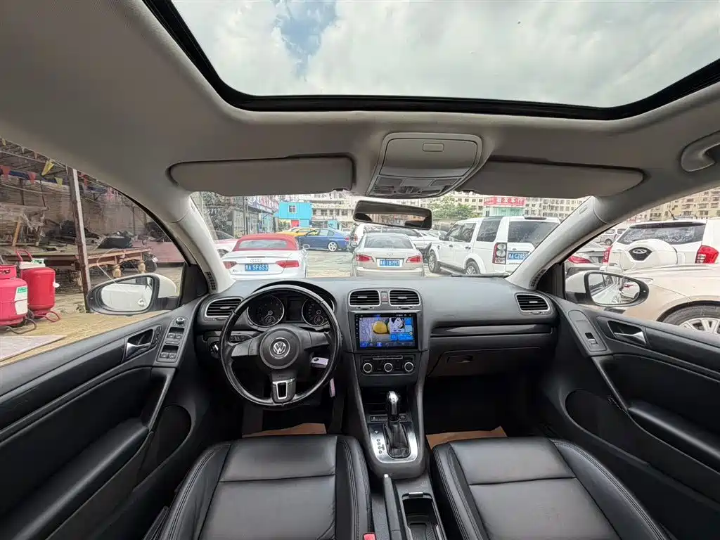 Volkswagen Golf 2012 1.6 Automatic Luxury Edition фото 6