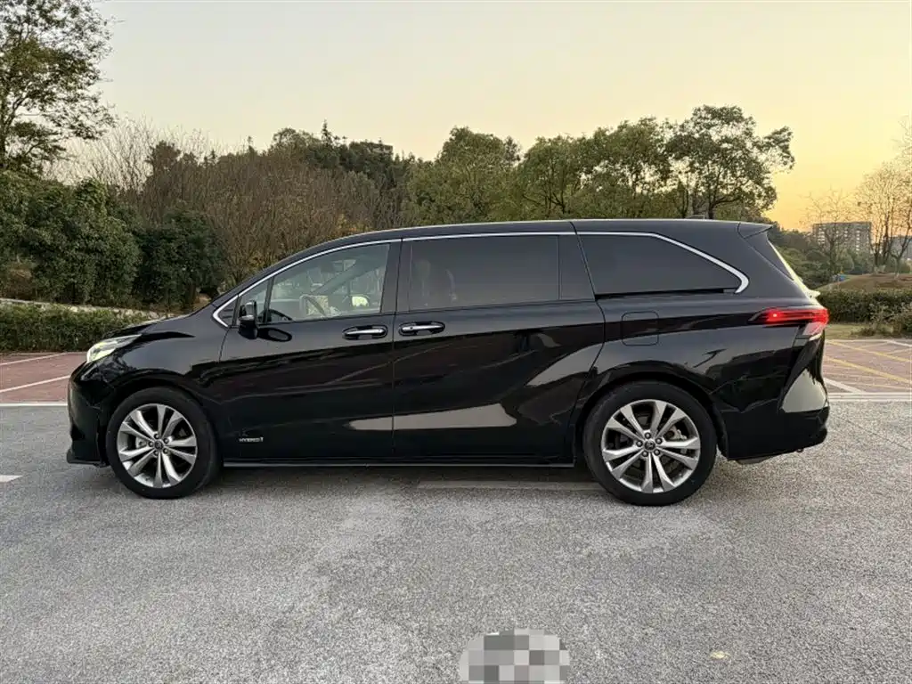 Toyota Sienna 2021 2.5L Hybrid Premium Edition фото 17