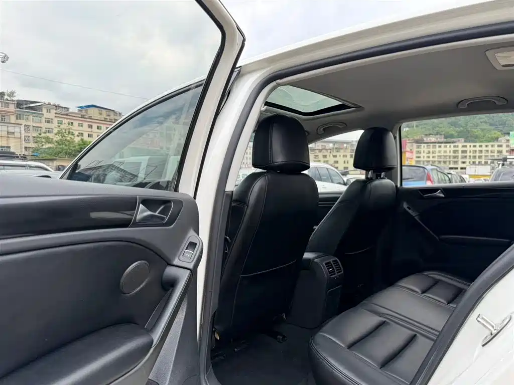 Volkswagen Golf 2012 1.6 Automatic Luxury Edition фото 5