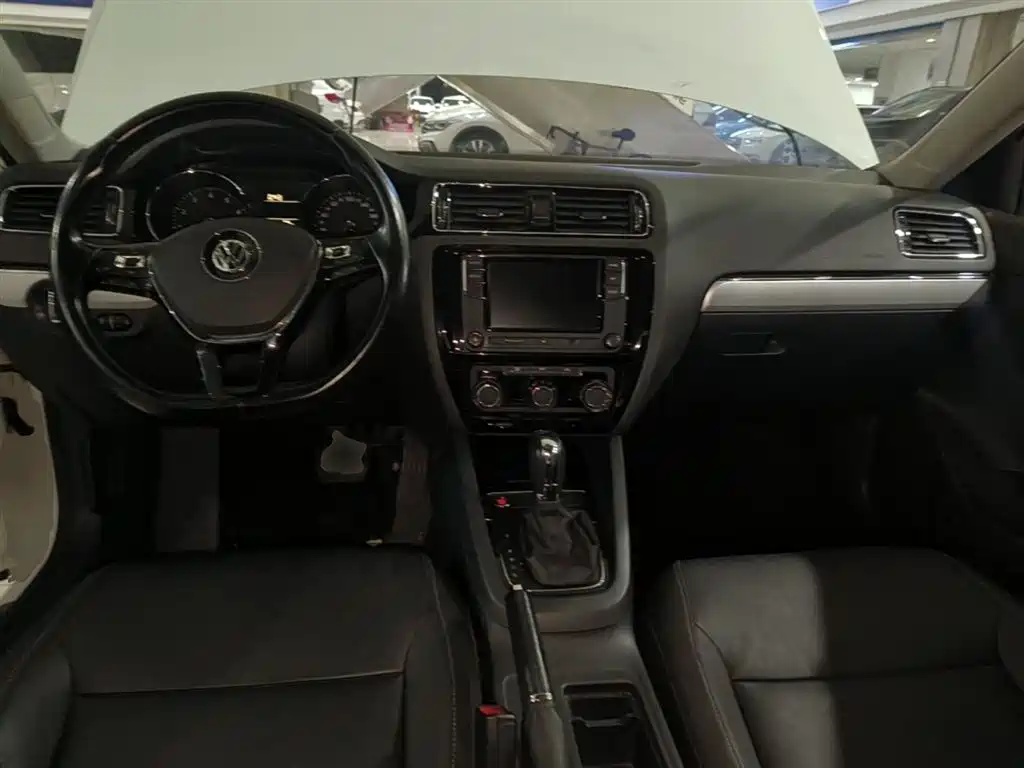 Volkswagen Sagitar 2018 1.6L Automatic Comfort фото 10