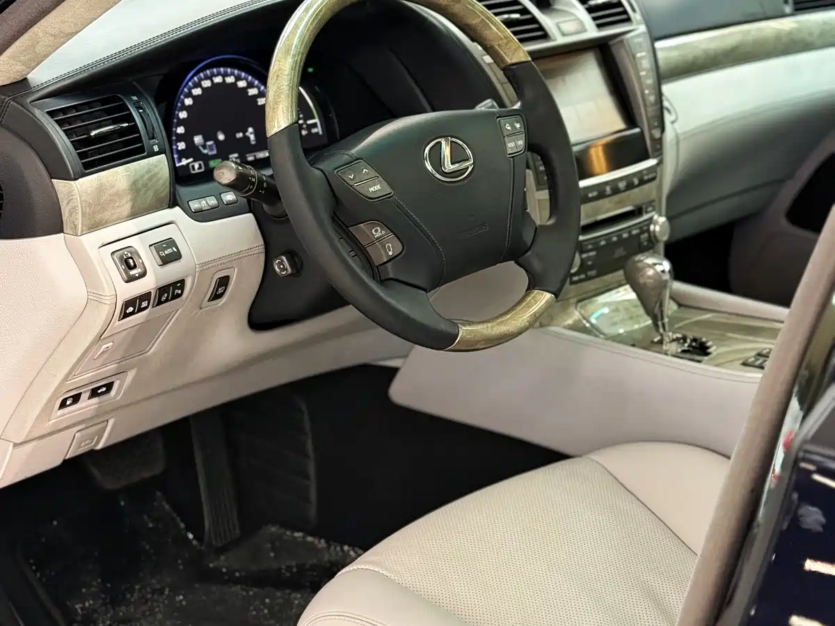 Lexus LS 2013 600hL фото 10