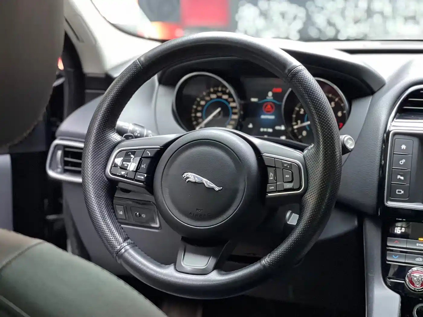 Фото 12 - Jaguar F-PACE