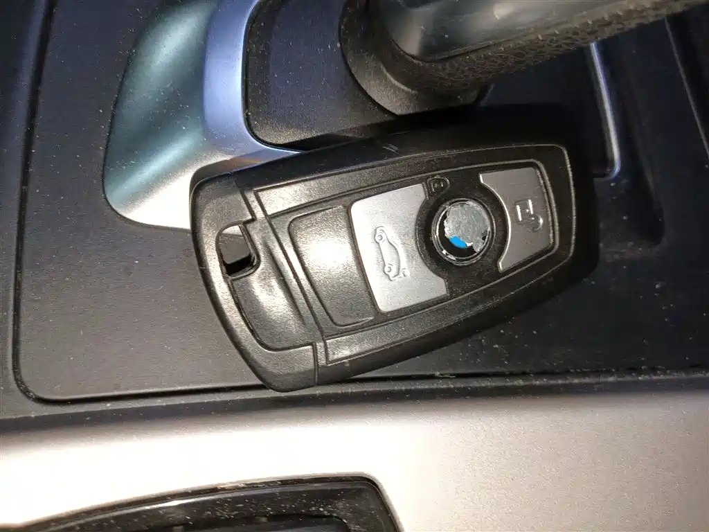 BMW 3 Series GT 2013 Model 320i Leading фото 9