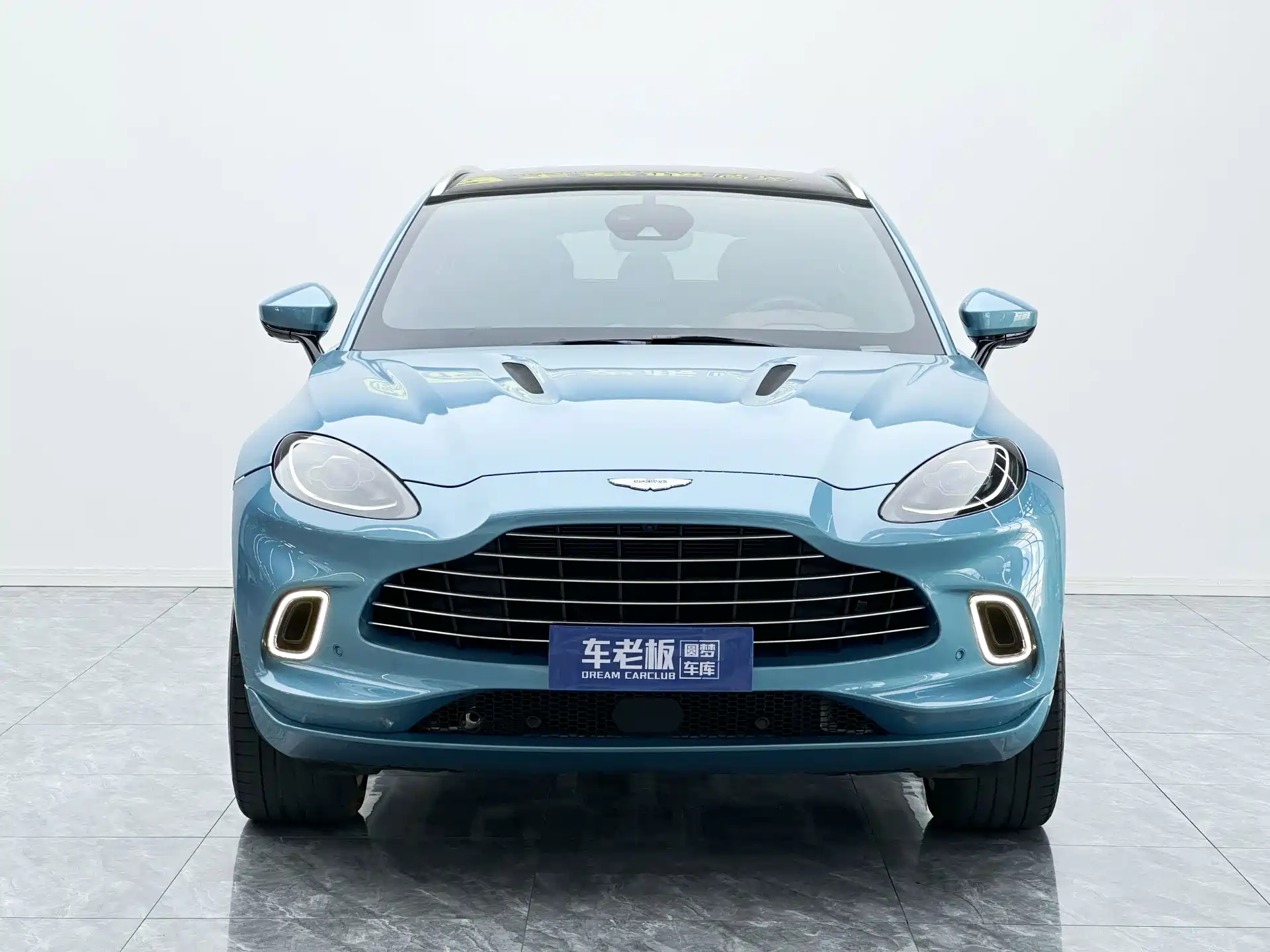 Фото 2 - Aston Martin DBX