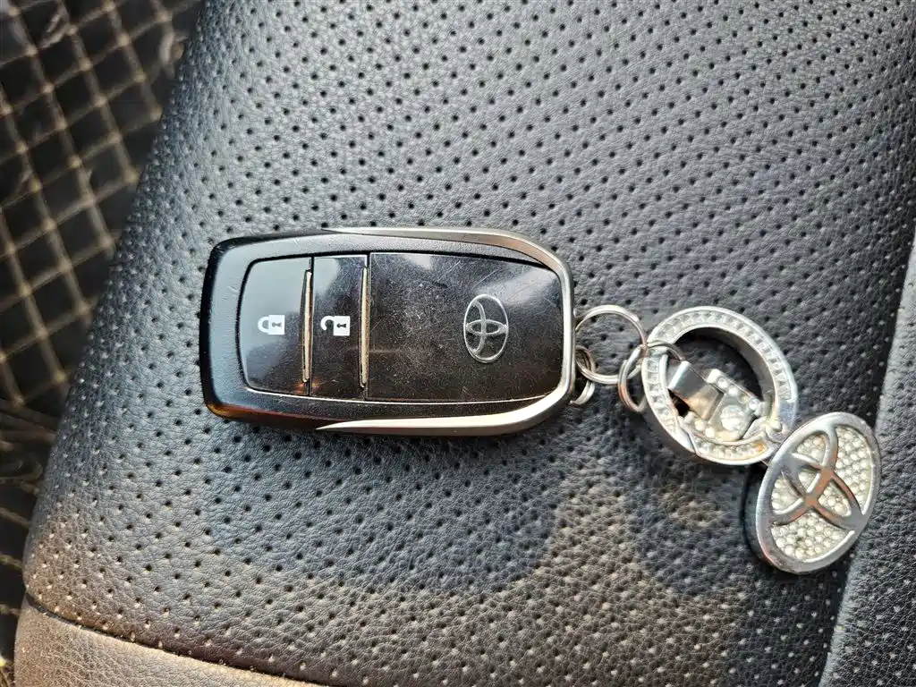 Toyota RAV4 Rongfang 2016 2.0L CVT 2WD Trend (China V) фото 12