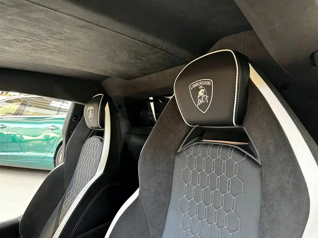 LAMBORGHINI REVUELTO