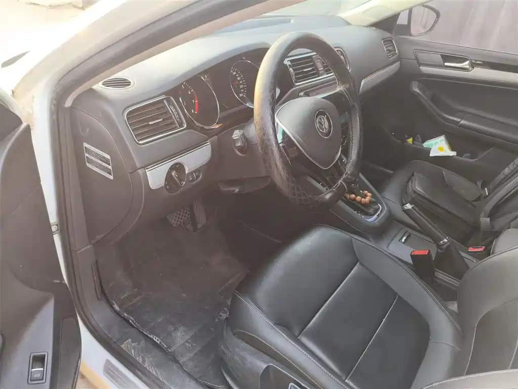 Volkswagen Sagitar 2015 1.6L Automatic Comfort фото 14