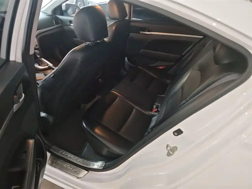 Hyundai Elantra 2016 Model 1.6L Automatic Smart Elite фото 17